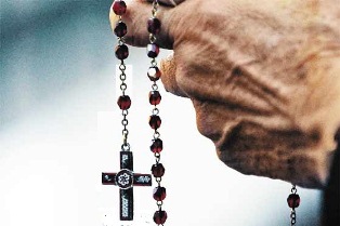 rezando-rosario2-ok